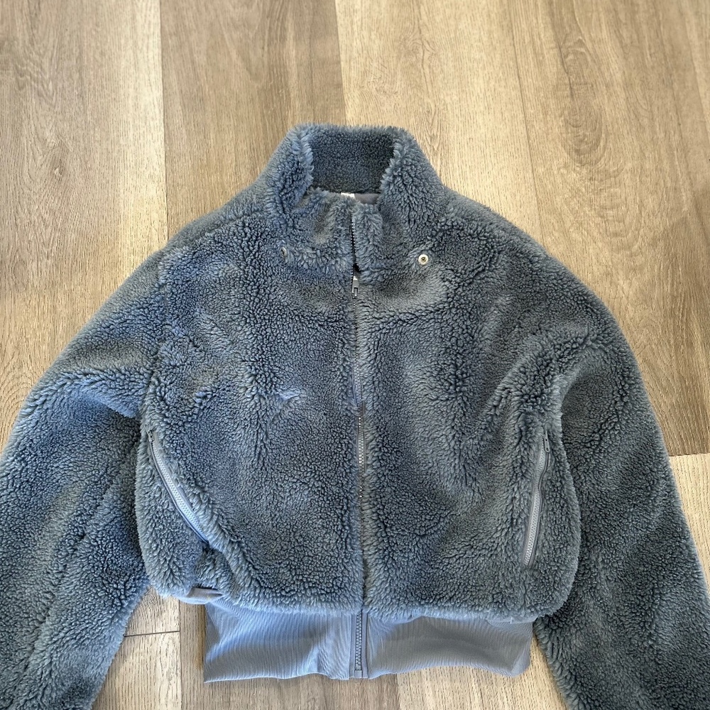 Barely used Alo Yoga Sherpa Jacket. Size S